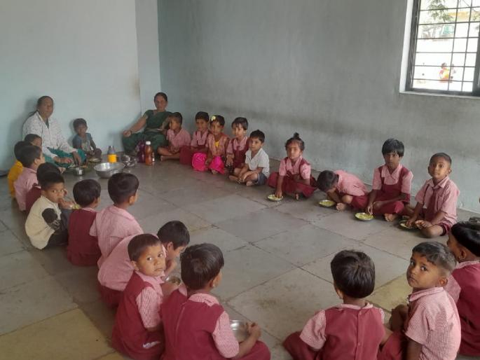 Anganwadis started at 4000 in Satara district, Children are happy | किलबिलाट सुरू! अंगणवाडीचा टाळा खोलला, वर्गमित्र भेटला अन् पोराचा चेहरा खुलला Anganwadis started at 4000 in Satara district, Children are happy | किलबिलाट सुरू! अंगणवाडीचा टाळा खोलला, वर्गमित्र भेटला अन् पोराचा चेहरा खुलला