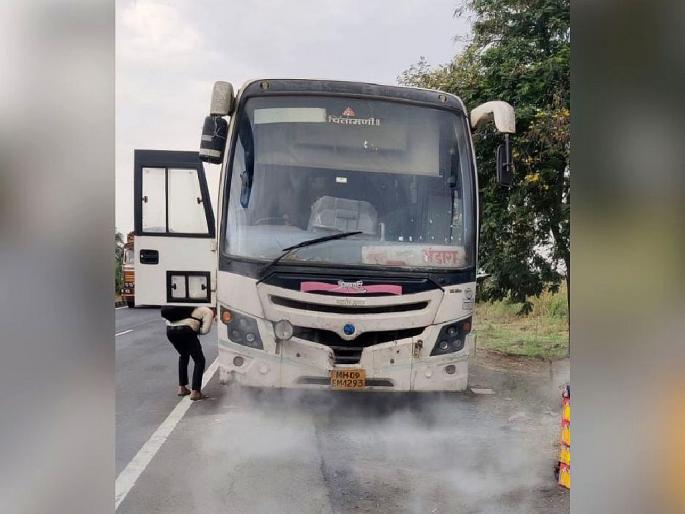 Shivshahi bus caught fire on Nagpur-Bhandara route, second incident in three days | नागपूर-भंडारा मार्गावर शिवशाही बसला आग, तीन दिवसांत दुसरी घटना Shivshahi bus caught fire on Nagpur-Bhandara route, second incident in three days | नागपूर-भंडारा मार्गावर शिवशाही बसला आग, तीन दिवसांत दुसरी घटना