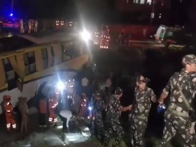 A double decker bus collides with a car coming from the wrong side; 7 deaths on agra Lucknow Expressway accident | राँग साईडने येणाऱ्या कारला डबल डेकर बसची टक्कर; लखनऊ एक्स्प्रेसवेवर ७ मृत्यू A double decker bus collides with a car coming from the wrong side; 7 deaths on agra Lucknow Expressway accident | राँग साईडने येणाऱ्या कारला डबल डेकर बसची टक्कर; लखनऊ एक्स्प्रेसवेवर ७ मृत्यू