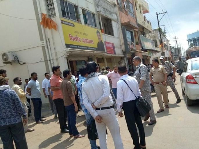 Shiv Sainiks attack on mla Vinod Agrawal public relations office; Vandalism captured on CCTV | आमदार विनोद अग्रवाल यांच्या कार्यालयावर शिवसैनिकांचा हल्ला; घटना सीसीटीव्हीत कैद Shiv Sainiks attack on mla Vinod Agrawal public relations office; Vandalism captured on CCTV | आमदार विनोद अग्रवाल यांच्या कार्यालयावर शिवसैनिकांचा हल्ला; घटना सीसीटीव्हीत कैद
