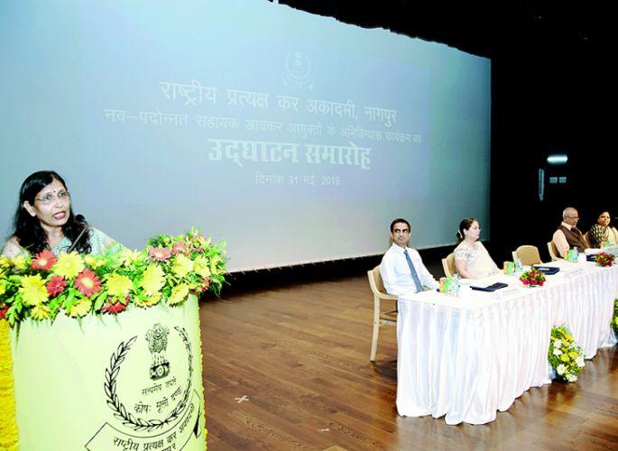 Deal with taxpayers fair: Asha Agrawal | करदात्यांसोबत निष्पक्ष व्यवहार करा : आशा अग्रवाल