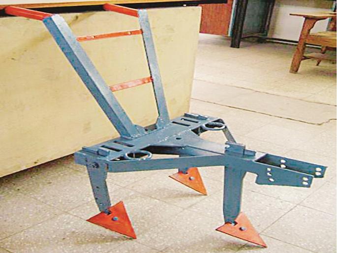 ox operated intermediate machines beneficial for the non-tractor farmers | ट्रॅक्टर नसलेल्या शेतकऱ्यांसाठी बैलचलित ऊस आंतरमशागत यंत्र ठरतेय वरदान ox operated intermediate machines beneficial for the non-tractor farmers | ट्रॅक्टर नसलेल्या शेतकऱ्यांसाठी बैलचलित ऊस आंतरमशागत यंत्र ठरतेय वरदान