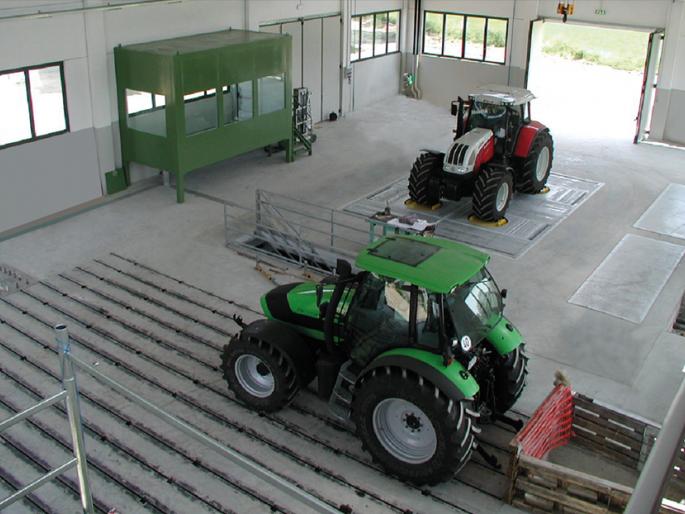 Agriculture Equipment Testing in Akola | अकोल्यात कृषी अवजारांचे परीक्षण; चार राज्यांतील १३९ कृषी अवजारांना मान्यता Agriculture Equipment Testing in Akola | अकोल्यात कृषी अवजारांचे परीक्षण; चार राज्यांतील १३९ कृषी अवजारांना मान्यता