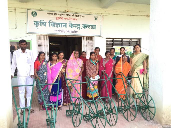 Washim District: Distribution of agriculture equipment to 40 women | वाशिम जिल्हा : चार तालुक्यातील ४० महिलांना शेतमजुर महिलांना एकचाकी हातकोळप्यांचे वाटप Washim District: Distribution of agriculture equipment to 40 women | वाशिम जिल्हा : चार तालुक्यातील ४० महिलांना शेतमजुर महिलांना एकचाकी हातकोळप्यांचे वाटप