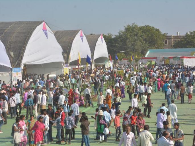 Agro-Tech 2017: Modern technology laid down for farmers, research fills; The crowd to see the exhibition the next day | अॅग्रोेटेक २0१७ : शेतकर्यांना घातली आधुनिक तंत्रज्ञान, संशोधनाने भुरळ; दुसर्या दिवशीही प्रदर्शन पाहण्यासाठी गर्दी Agro-Tech 2017: Modern technology laid down for farmers, research fills; The crowd to see the exhibition the next day | अॅग्रोेटेक २0१७ : शेतकर्यांना घातली आधुनिक तंत्रज्ञान, संशोधनाने भुरळ; दुसर्या दिवशीही प्रदर्शन पाहण्यासाठी गर्दी