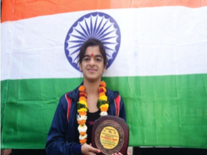 14 km Salute the Coronadians by swimming the sea distance; | १४ कि.मी. सागरी अंतर पोहून कोरोनायाेद्ध्यांना मानवंदना; श्रावणी जाधव हिचा अनोखा उपक्रम