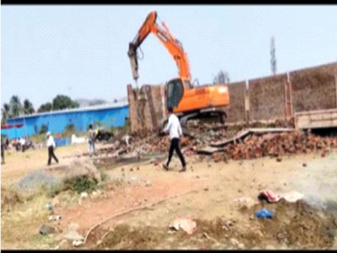 a Corporation's hammer on unauthorized constructions | अनधिकृत बांधकामांवर महानगरपालिकेचा हातोडा a Corporation's hammer on unauthorized constructions | अनधिकृत बांधकामांवर महानगरपालिकेचा हातोडा
