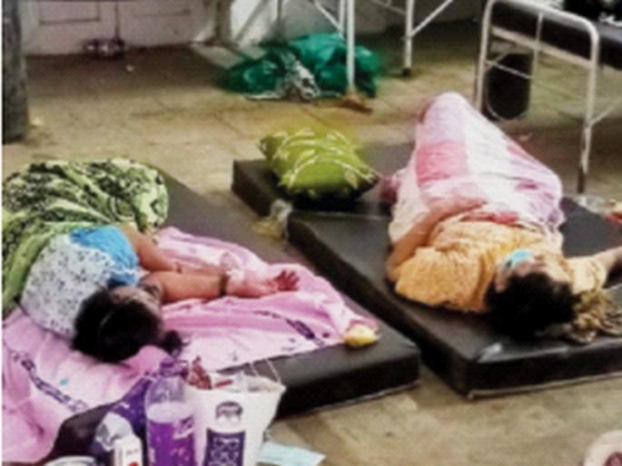 At Jijamata Hospital, patients are treated on the ground without beds | जिजामाता रुग्णालयात रुग्णांवर बेडअभावी जमिनीवरच उपचार At Jijamata Hospital, patients are treated on the ground without beds | जिजामाता रुग्णालयात रुग्णांवर बेडअभावी जमिनीवरच उपचार