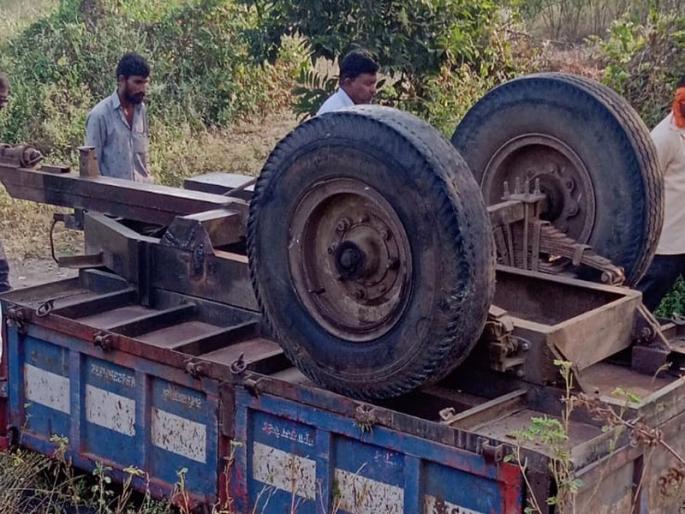 Two killed in tractor overturn in barshitakali of akola | ट्रॅक्टर पलटी होऊन दोन जणांचा मृत्यू; बार्शीटाकळीमधील पुनोतीनजीकची घटना Two killed in tractor overturn in barshitakali of akola | ट्रॅक्टर पलटी होऊन दोन जणांचा मृत्यू; बार्शीटाकळीमधील पुनोतीनजीकची घटना