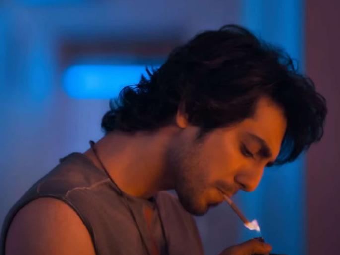 saiyaara fame ahaan panday was a chain smoker youtuber spills the beans | 'सैयारा'चा अहान पांडे चेन स्मोकर होता? युट्यूबरने केली पोलखोल; म्हणाला, "वर्कशॉपवेळी तर..." saiyaara fame ahaan panday was a chain smoker youtuber spills the beans | 'सैयारा'चा अहान पांडे चेन स्मोकर होता? युट्यूबरने केली पोलखोल; म्हणाला, "वर्कशॉपवेळी तर..."
