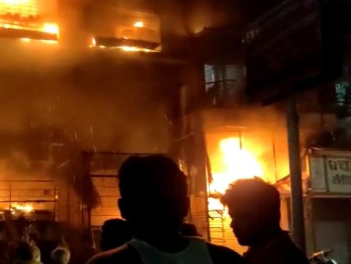A huge fire at a building in Rasta Peth; 3 flats, 2 shops, burning cars | रास्ता पेठेत इमारतीला भीषण आग; ३ फ्लॅट, २ दुकाने, कार जळून खाक A huge fire at a building in Rasta Peth; 3 flats, 2 shops, burning cars | रास्ता पेठेत इमारतीला भीषण आग; ३ फ्लॅट, २ दुकाने, कार जळून खाक