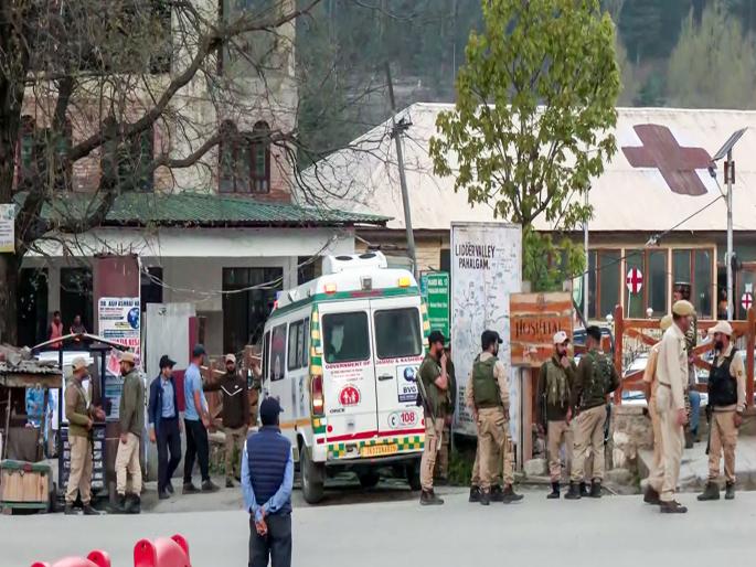 Terrorist attack in Kashmir, 28 killed; 'Target killing' includes tourists from Maharashtra | काश्मिरात अतिरेकी हल्ला, २८ ठार; 'टार्गेट किलिंग'मध्ये महाराष्ट्रातील पर्यटकांचाही समावेश Terrorist attack in Kashmir, 28 killed; 'Target killing' includes tourists from Maharashtra | काश्मिरात अतिरेकी हल्ला, २८ ठार; 'टार्गेट किलिंग'मध्ये महाराष्ट्रातील पर्यटकांचाही समावेश