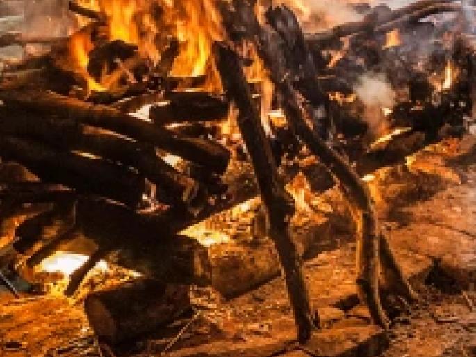 The couple from Ahmannagar district died in Kolhapur, Funeral in Kolhapur | अहमदनगरच्या ‘त्या’ प्रेमीयुगुलावर कोल्हापुरात अंत्यसंस्कार The couple from Ahmannagar district died in Kolhapur, Funeral in Kolhapur | अहमदनगरच्या ‘त्या’ प्रेमीयुगुलावर कोल्हापुरात अंत्यसंस्कार