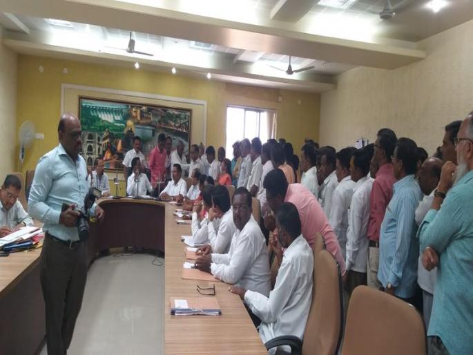 municipal corporation meeting of standing committee in ahmednagar | कामगारांनी उधळली महापालिकेच्या स्थायी समितीची सभा municipal corporation meeting of standing committee in ahmednagar | कामगारांनी उधळली महापालिकेच्या स्थायी समितीची सभा