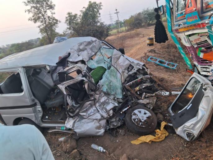 Horrific accident in Kolgaon Shivara; Four killed on the spot, 13-year-old boy injured; Deceased family originally from Patur in Akole district | कोळगाव शिवारात भीषण अपघात; चार जागीच ठार; मयत कुटुंब मूळचे अकोले जिल्ह्यातील पातुरचे Horrific accident in Kolgaon Shivara; Four killed on the spot, 13-year-old boy injured; Deceased family originally from Patur in Akole district | कोळगाव शिवारात भीषण अपघात; चार जागीच ठार; मयत कुटुंब मूळचे अकोले जिल्ह्यातील पातुरचे