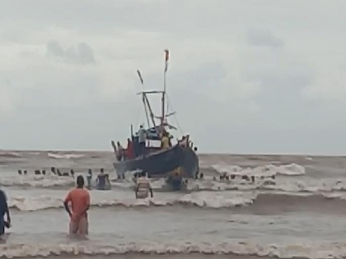 Video: Another boat sinks in Dapoli; Local fishermen made strenuous efforts to save | Video: दापोलीत पुन्हा एक बोट बुडाली; स्थानिक मच्छीमारांनी वाचवण्यासाठी केले शर्थीचे प्रयत्न Video: Another boat sinks in Dapoli; Local fishermen made strenuous efforts to save | Video: दापोलीत पुन्हा एक बोट बुडाली; स्थानिक मच्छीमारांनी वाचवण्यासाठी केले शर्थीचे प्रयत्न