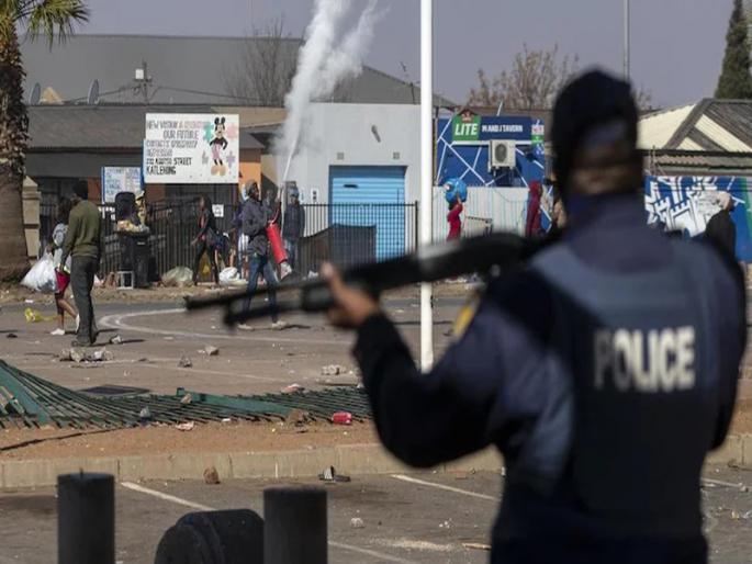 Attacks on Indians in Africa; Anger over businessman Gupta's family, 72 killed in riots | आफ्रिकेत भारतीयांवर हल्ले; उद्योजक गुप्ता कुटुंबीयांबाबत संताप, दंगलीत ७२ ठार Attacks on Indians in Africa; Anger over businessman Gupta's family, 72 killed in riots | आफ्रिकेत भारतीयांवर हल्ले; उद्योजक गुप्ता कुटुंबीयांबाबत संताप, दंगलीत ७२ ठार
