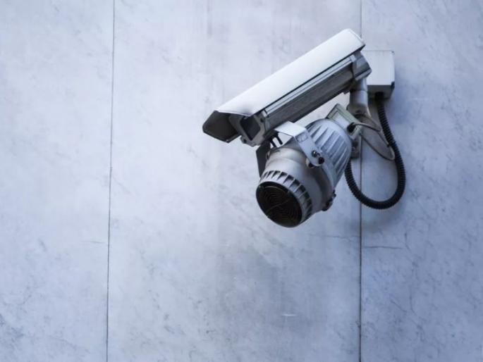 The husband unknowingly installed a camera in the house; Then came the shocking type front! | पत्नीच्या नकळत पतीने घरात बसवला कॅमेरा; त्यानंतर धक्कादायक प्रकार आला समोर!