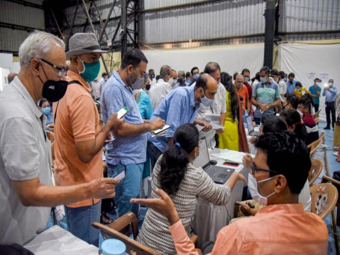 The accused took lakhs of rupees from a senior citizen by sending a Facebook request to get vaccinated | फेसबुक रिक्वेस्ट पाठवत लसीकरणाचे करण्याचे दिले आमिष; वृद्धाकडून लाखो रुपये केले लंपास