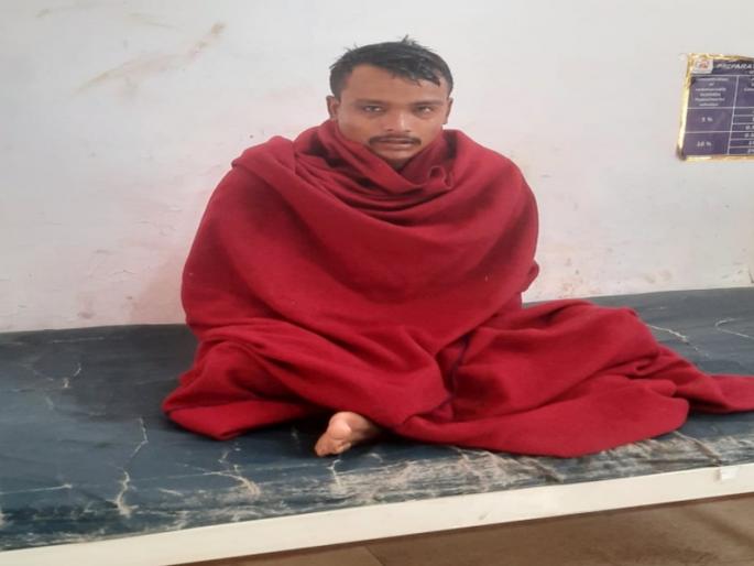 Youth attempts self-immolation by pouring kerosene; Incident in Nashik | युवकाचा रॉकेल ओतून आत्मदहनाचा प्रयत्न; नाशिकमधील घटना Youth attempts self-immolation by pouring kerosene; Incident in Nashik | युवकाचा रॉकेल ओतून आत्मदहनाचा प्रयत्न; नाशिकमधील घटना