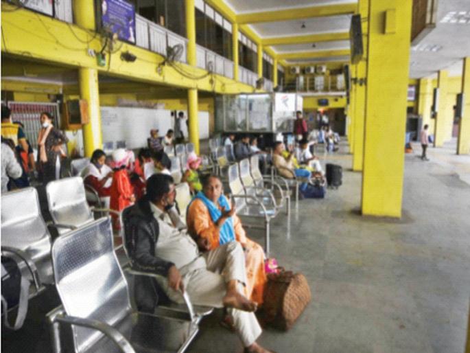 Mumbai metropolitan area also hit by strike; A big blow to the citizens who went out for the festival | मुंबई महानगर क्षेत्रालाही संपाची झळ; सणानिमित्त बाहेर गेलेल्या नागरिकांना माेठा फटका Mumbai metropolitan area also hit by strike; A big blow to the citizens who went out for the festival | मुंबई महानगर क्षेत्रालाही संपाची झळ; सणानिमित्त बाहेर गेलेल्या नागरिकांना माेठा फटका