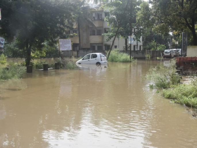 Heavy rain lashed the district including Sangli | धुवाधार पावसाने सांगलीसह जिल्ह्याला झोडपले; रस्त्यावर पाणीच पाणी; खरीप पिकांचे मोठे नुकसान Heavy rain lashed the district including Sangli | धुवाधार पावसाने सांगलीसह जिल्ह्याला झोडपले; रस्त्यावर पाणीच पाणी; खरीप पिकांचे मोठे नुकसान