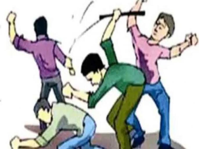 A man was beaten by a mob while distributing money on the backdrop of Gram Panchayat elections | ग्रामपंचायत निवडणुकीच्या पार्श्वभूमीवर पैसे वाटप करतांना एकाला जमावाची मारहाण A man was beaten by a mob while distributing money on the backdrop of Gram Panchayat elections | ग्रामपंचायत निवडणुकीच्या पार्श्वभूमीवर पैसे वाटप करतांना एकाला जमावाची मारहाण