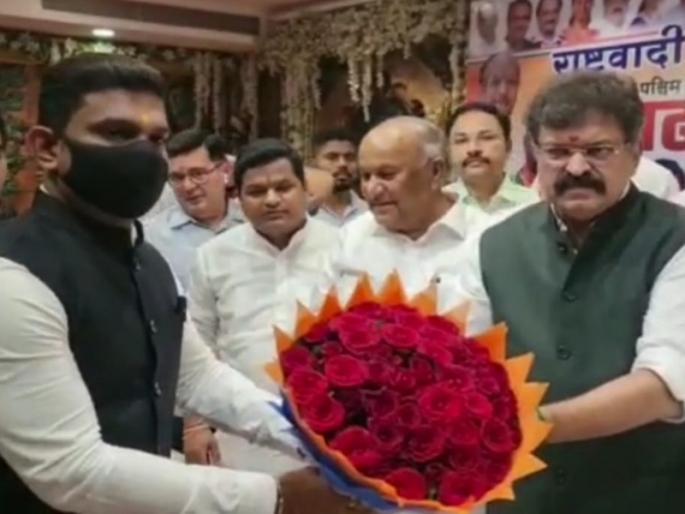 Former Independent Councilor Kunal Patil on the path of NCP; Meeting with Minister Jitendra Awhad | माजी अपक्ष नगरसेवक कुणाल पाटील राष्ट्रवादीच्या वाटेवर; जितेंद्र आव्हाड यांची घेतली भेट Former Independent Councilor Kunal Patil on the path of NCP; Meeting with Minister Jitendra Awhad | माजी अपक्ष नगरसेवक कुणाल पाटील राष्ट्रवादीच्या वाटेवर; जितेंद्र आव्हाड यांची घेतली भेट