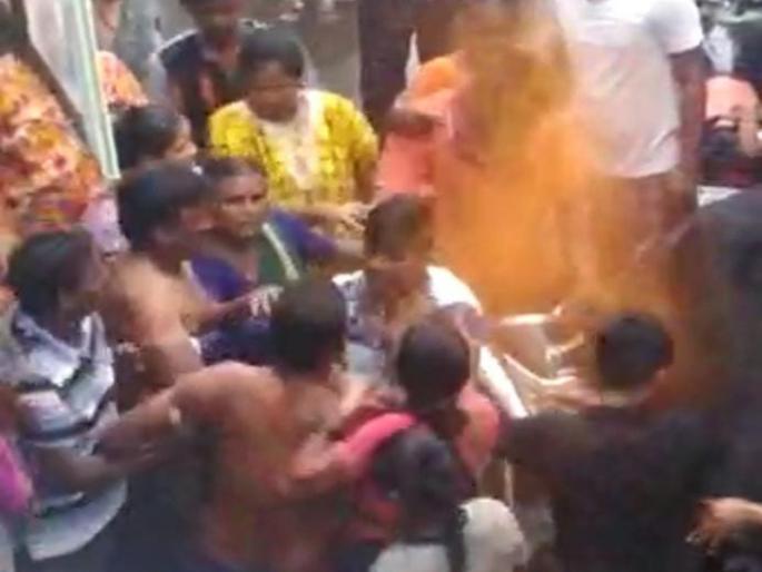 Anger at parking a motorcycle in front of a house; Young man attacked by family with paverblock in malad | घरासमोर मोटर सायकल पार्क केल्याचा राग; तरुणावर कुटुंबियाकडून पेव्हरब्लॉकने हल्ला Anger at parking a motorcycle in front of a house; Young man attacked by family with paverblock in malad | घरासमोर मोटर सायकल पार्क केल्याचा राग; तरुणावर कुटुंबियाकडून पेव्हरब्लॉकने हल्ला