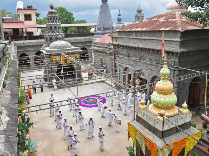The state government has given permission for 10 palakhi for Ashadi Wari | पंढरपुरात वारकरी करणार गनिमी कावा; नाराज वारकऱ्यांचे पाऊल  The state government has given permission for 10 palakhi for Ashadi Wari | पंढरपुरात वारकरी करणार गनिमी कावा; नाराज वारकऱ्यांचे पाऊल