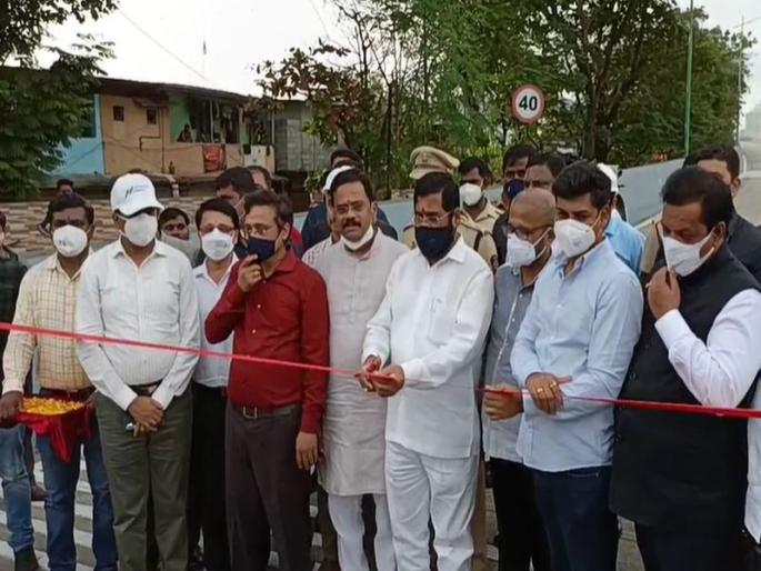 Four lanes on the corner railway bridge finally started; Dedication was done by minister Eknath Shinde | कोपरी रेल्वे पुलावरील चार लेन अखेर सुरु; एकनाथ शिंदे यांच्या हस्ते झाले लोकार्पण Four lanes on the corner railway bridge finally started; Dedication was done by minister Eknath Shinde | कोपरी रेल्वे पुलावरील चार लेन अखेर सुरु; एकनाथ शिंदे यांच्या हस्ते झाले लोकार्पण