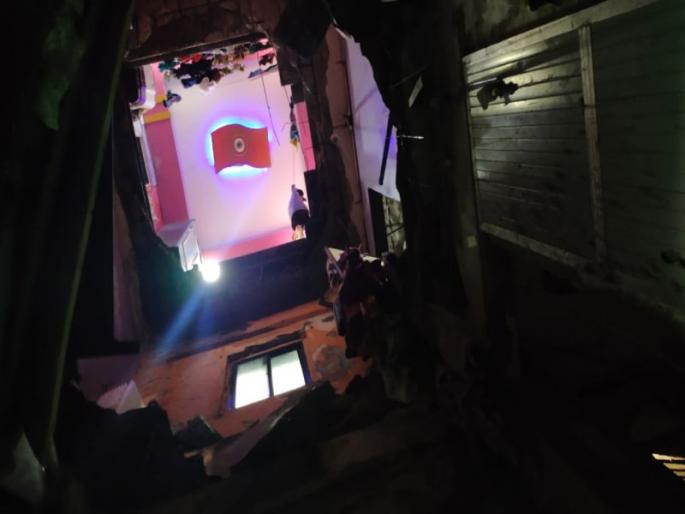 Two killed in slab collapse in Rabodi, Thane; 75 families have been relocated | ठाण्यातील राबोडीमध्ये इमारतीचा स्लॅब कोसळून दोघांचा मृत्यू; ७५ कुटुंबियांना केले स्थलांतरित Two killed in slab collapse in Rabodi, Thane; 75 families have been relocated | ठाण्यातील राबोडीमध्ये इमारतीचा स्लॅब कोसळून दोघांचा मृत्यू; ७५ कुटुंबियांना केले स्थलांतरित