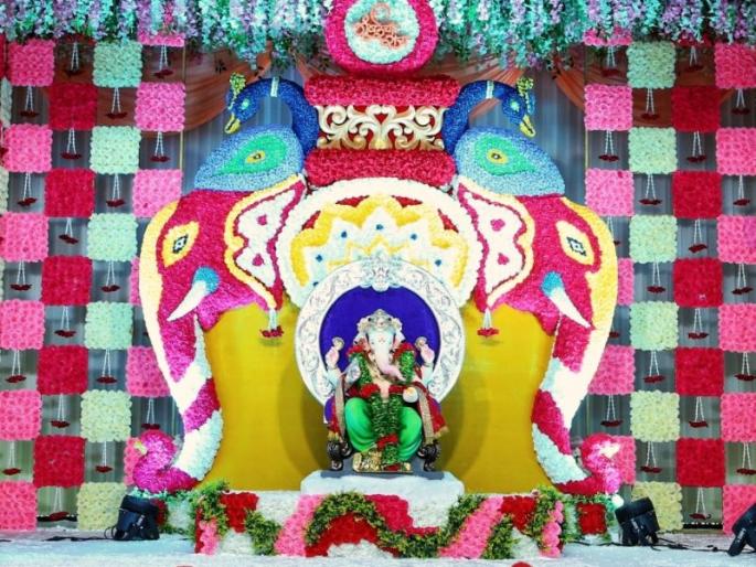 The immersion procession of the Mumbaicha Raja has begun. Police have appealed not to crowd | मुंबईच्या राजाची मिरवणूक पोलिसांनी अडवली; थोड्यावेळेनंतर पुन्हा विसर्जनासाठी झाली मार्गस्थ The immersion procession of the Mumbaicha Raja has begun. Police have appealed not to crowd | मुंबईच्या राजाची मिरवणूक पोलिसांनी अडवली; थोड्यावेळेनंतर पुन्हा विसर्जनासाठी झाली मार्गस्थ