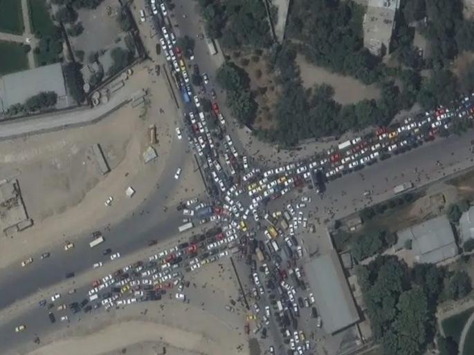 The possibility of another terrorist attack on Kabul airport; Instructions to stay away from entrances pdc | काबूल विमानतळावर पुन्हा दहशतवादी हल्ला होण्याची शक्यता; प्रवेशद्वारांपासून दूर राहण्याच्या सूचना The possibility of another terrorist attack on Kabul airport; Instructions to stay away from entrances pdc | काबूल विमानतळावर पुन्हा दहशतवादी हल्ला होण्याची शक्यता; प्रवेशद्वारांपासून दूर राहण्याच्या सूचना