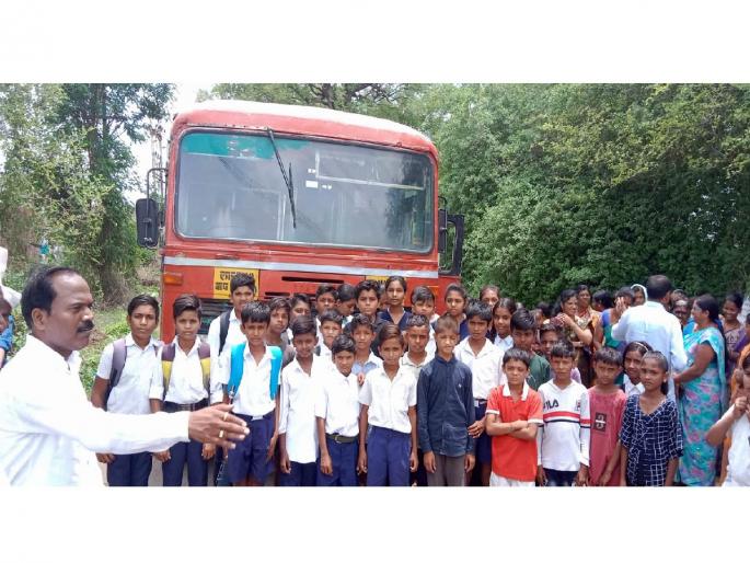 The ST bus reached the vislon village for the first time after independence | स्वातंत्र्यानंतर पहिल्यांदाच 'या' गावात पोहोचली लालपरी; ग्रामस्थांनी नारळ फोडून केली पूजा The ST bus reached the vislon village for the first time after independence | स्वातंत्र्यानंतर पहिल्यांदाच 'या' गावात पोहोचली लालपरी; ग्रामस्थांनी नारळ फोडून केली पूजा