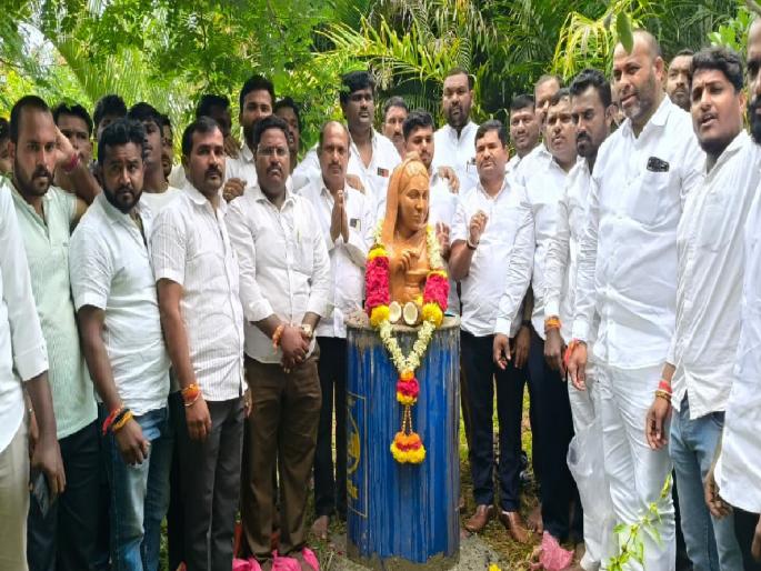 Ahilyadevi Holkar's statue erected in Atpadi at midnight Controversy over the location | Sangli: आटपाडीत अहिल्यादेवी होळकर यांचा पुतळा मध्यरात्री उभारला; जागेवरुन वाद Ahilyadevi Holkar's statue erected in Atpadi at midnight Controversy over the location | Sangli: आटपाडीत अहिल्यादेवी होळकर यांचा पुतळा मध्यरात्री उभारला; जागेवरुन वाद
