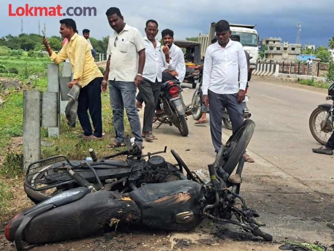 Youth dies one injured after being hit by bike in Ahilyanagar | कठड्यावर धडकून बाईकखाली पाय अडकला अन...; दुचाकी पेटल्याने तरुणाचा दुर्दैवी मृत्यू Youth dies one injured after being hit by bike in Ahilyanagar | कठड्यावर धडकून बाईकखाली पाय अडकला अन...; दुचाकी पेटल्याने तरुणाचा दुर्दैवी मृत्यू