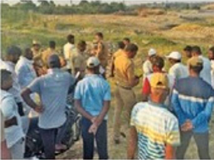 Shocking A body without a head and hands was found in a well Police face a challenge in identifying it | धक्कादायक! विहिरीत आढळला शीर, हात नसलेला मृतदेह; कॉलेज तरुण गायब असल्याने तर्क-वितर्क Shocking A body without a head and hands was found in a well Police face a challenge in identifying it | धक्कादायक! विहिरीत आढळला शीर, हात नसलेला मृतदेह; कॉलेज तरुण गायब असल्याने तर्क-वितर्क