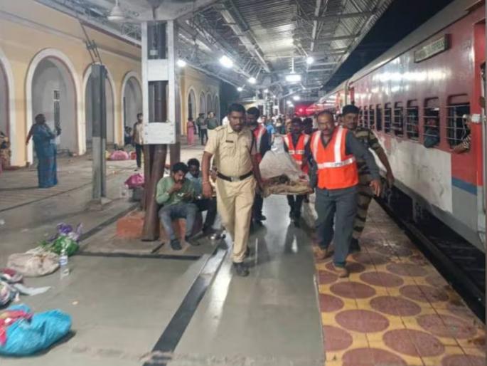 Pregnant woman delivers child on train in Ahilyanagar Operation Matru Shakti by RPF | अहिल्यानगरमध्ये रेल्वेतच गर्भवतीची प्रसूती! आरपीएफकडून ऑपरेशन मातृशक्ती यशस्वी Pregnant woman delivers child on train in Ahilyanagar Operation Matru Shakti by RPF | अहिल्यानगरमध्ये रेल्वेतच गर्भवतीची प्रसूती! आरपीएफकडून ऑपरेशन मातृशक्ती यशस्वी