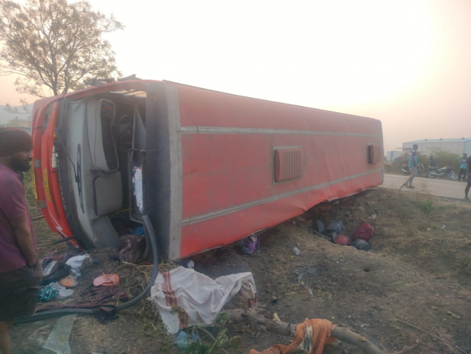 A school trip bus carrying students overturns in Ahilyanagar; 13 children, 5 teachers injured! | Ahilyanagar: अहिल्यानगरात विद्यार्थ्यांची शालेय सहलीची बस उलटली; १३ मुले, ५ शिक्षक जखमी! A school trip bus carrying students overturns in Ahilyanagar; 13 children, 5 teachers injured! | Ahilyanagar: अहिल्यानगरात विद्यार्थ्यांची शालेय सहलीची बस उलटली; १३ मुले, ५ शिक्षक जखमी!