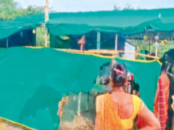 Even after filing a complaint, nothing happened, then the women themselves burnt down the illegal liquor den | तक्रार देऊनही काहीच झाले नाही, मग महिलांनीच जाळला अवैध दारूचा अड्डा Even after filing a complaint, nothing happened, then the women themselves burnt down the illegal liquor den | तक्रार देऊनही काहीच झाले नाही, मग महिलांनीच जाळला अवैध दारूचा अड्डा