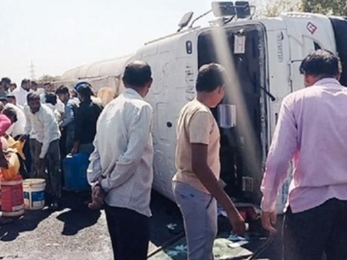 A stampede broke out as soon as the tanker overturned Citizens rushed to the accident site with tips and drums to fill up with diesel | टँकर पलटी होताच उडाली झुंबड; डिझेल भरण्यासाठी टिप, ड्रमसह नागरिकांची अपघातस्थळी गर्दी A stampede broke out as soon as the tanker overturned Citizens rushed to the accident site with tips and drums to fill up with diesel | टँकर पलटी होताच उडाली झुंबड; डिझेल भरण्यासाठी टिप, ड्रमसह नागरिकांची अपघातस्थळी गर्दी