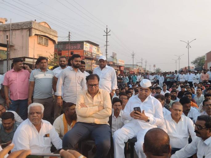 Desecration of statue in Rahuri, road blockade on Nagar-Manmad highway; Call for taluka bandh | राहुरीत पुतळ्याची विटंबना, नगर-मनमाड महामार्गावर रास्ता रोको; तालुका बंदची हाक Desecration of statue in Rahuri, road blockade on Nagar-Manmad highway; Call for taluka bandh | राहुरीत पुतळ्याची विटंबना, नगर-मनमाड महामार्गावर रास्ता रोको; तालुका बंदची हाक