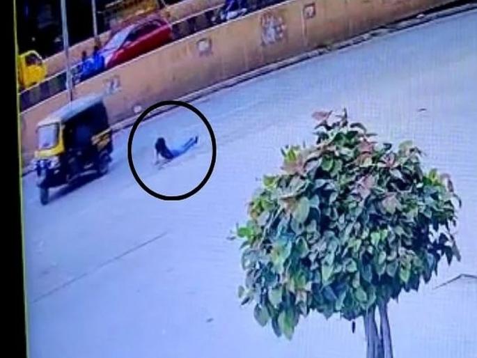 16-year-old girl molested by drunken rickshaw puller; The frightened girl jumped out of the rickshaw in aurangabad pdc | १६ वर्षीय तरुणीची दारुड्या रिक्षाचालकाने केली छेडछाड; घाबरलेल्या मुलीने रिक्षातून उडी घेतली 16-year-old girl molested by drunken rickshaw puller; The frightened girl jumped out of the rickshaw in aurangabad pdc | १६ वर्षीय तरुणीची दारुड्या रिक्षाचालकाने केली छेडछाड; घाबरलेल्या मुलीने रिक्षातून उडी घेतली