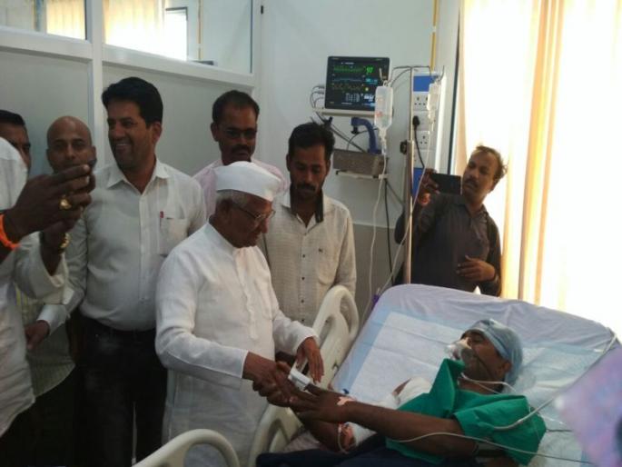 Sugarcane agitation at Ahmednagar | अहमदनगरमध्ये ऊस दर आंदोलन पेटले : कृषिप्रधान देशात शेतक-यांवर गोळीबार होणं ही काळिमा फासणारी घटना - अण्णा हजारे Sugarcane agitation at Ahmednagar | अहमदनगरमध्ये ऊस दर आंदोलन पेटले : कृषिप्रधान देशात शेतक-यांवर गोळीबार होणं ही काळिमा फासणारी घटना - अण्णा हजारे