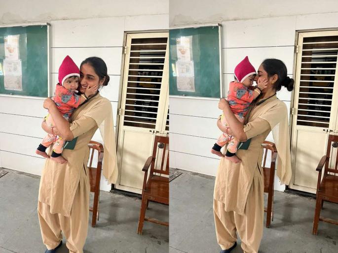 This picture of Constable Daya Ben taking care of an inconsolable infant while his mother wrote an examination for a job | ...अन् जागी झाली खाकीतली हिरकणी; सोशल मीडियावर कौतुकाचा वर्षाव This picture of Constable Daya Ben taking care of an inconsolable infant while his mother wrote an examination for a job | ...अन् जागी झाली खाकीतली हिरकणी; सोशल मीडियावर कौतुकाचा वर्षाव