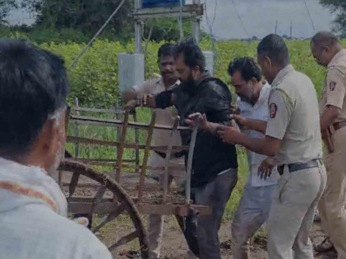 The protestors, who went missing after writing a note saying that they were taking a funeral on the Dhangar reservation issue, were found in the morning | धनगर आरक्षण प्रश्नावर जलसमाधी घेत असल्याची चिठ्ठी लिहून गायब, आंदोलक सकाळी सापडले The protestors, who went missing after writing a note saying that they were taking a funeral on the Dhangar reservation issue, were found in the morning | धनगर आरक्षण प्रश्नावर जलसमाधी घेत असल्याची चिठ्ठी लिहून गायब, आंदोलक सकाळी सापडले