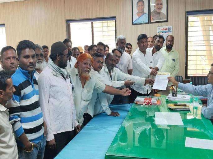 Repeal the Heat and Run Act; Demand of Shiv Vahtuk Sena to Tehsildars | हीट ॲण्ड रण कायदा रद्द करा; शिव वाहतुक सेनेची तहसीलदारांकडे मागणी Repeal the Heat and Run Act; Demand of Shiv Vahtuk Sena to Tehsildars | हीट ॲण्ड रण कायदा रद्द करा; शिव वाहतुक सेनेची तहसीलदारांकडे मागणी
