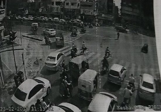 E chalan from traffic police came home and ... got engagement to a girlfriend | घरी वाहतूक पोलिसांचे चलन आले अन्... प्रेयसीसोबत लग्न ठरले E chalan from traffic police came home and ... got engagement to a girlfriend | घरी वाहतूक पोलिसांचे चलन आले अन्... प्रेयसीसोबत लग्न ठरले