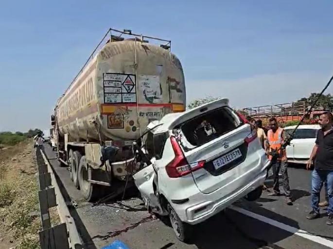 ahmedabad accident A car crashes into a stopped truck 10 people were killed, 4 people were identified | धक्कादायक! थांबलेल्या ट्रकवर आदळली कार; १० जण ठार, ४ जणांची ओळख पटली  ahmedabad accident A car crashes into a stopped truck 10 people were killed, 4 people were identified | धक्कादायक! थांबलेल्या ट्रकवर आदळली कार; १० जण ठार, ४ जणांची ओळख पटली
